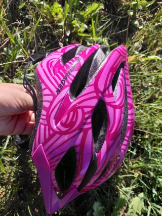 Casco de bici infantil rosa con diseño