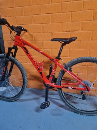 Bicicleta de montaña roja