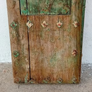 Antigua puerta madera con ventana y clavos