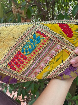 Bolso artesanal bordado boho con borlas