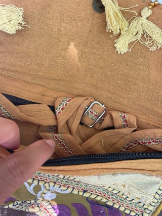 Bolso artesanal bordado boho con borlas