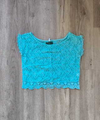 Camiseta corta de encaje turquesa