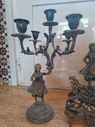 Guarnición Chimenea Antigua Latón Figuras