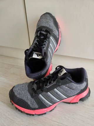 Zapatillas running Adidas grises y rosas