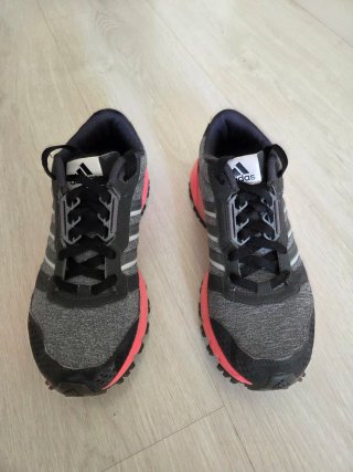 Zapatillas running Adidas grises y rosas