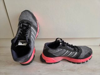 Zapatillas running Adidas grises y rosas