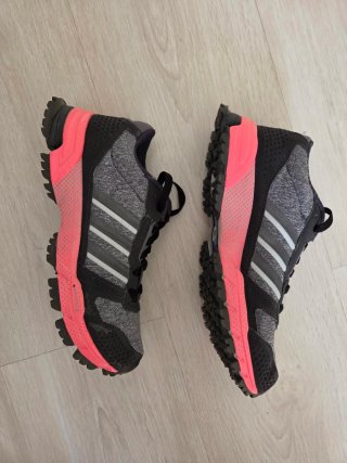 Zapatillas running Adidas grises y rosas