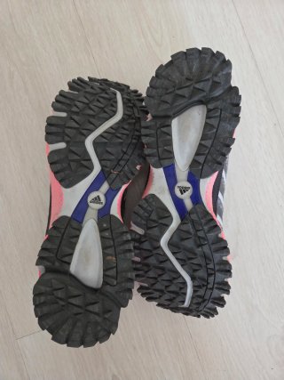 Zapatillas running Adidas grises y rosas