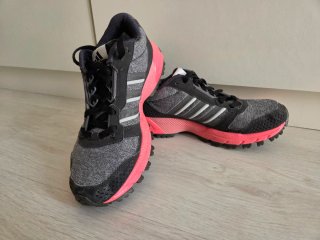 Zapatillas running Adidas grises y rosas