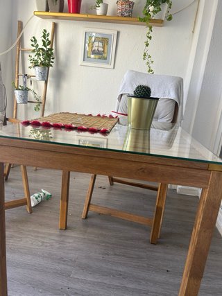 Mesa de madera con cristal para jardín