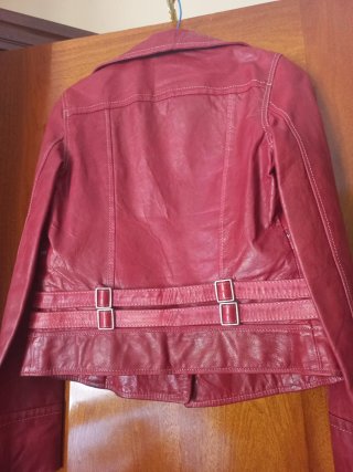 Chamarra de Piel burdeos  Talla M pequeña
