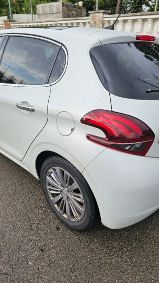 Peugeot 208 2016