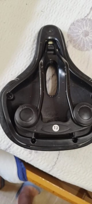 Sillín de bicicleta negro con corte