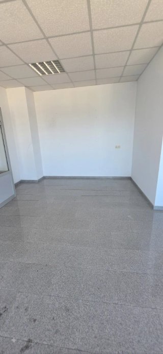 Alquiler de oficina con Baño independiente en nave