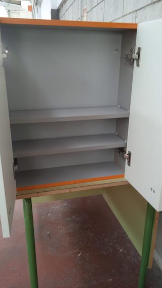 Armario de baño blanco con tiradores