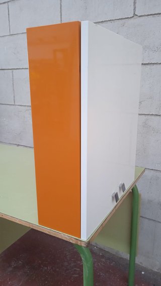 Armario de baño blanco con tiradores