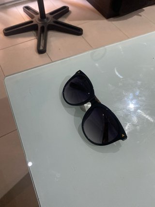 Gafas de sol cat-eye negras y carey