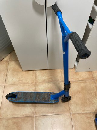 Patinete azul con ruedas negras