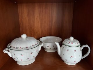 Juego de porcelana: sopera, salsera y cafetera