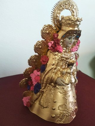 Virgen del Rocío pintada dorada