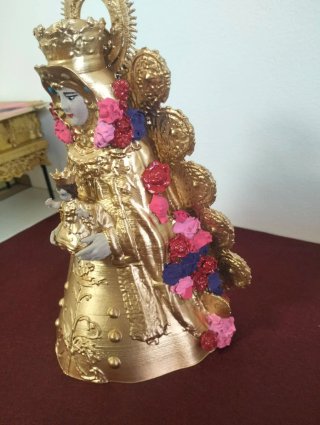Virgen del Rocío pintada dorada