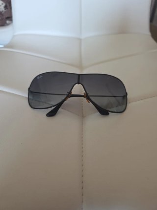 Gafas de sol Ray-Ban negras y grises