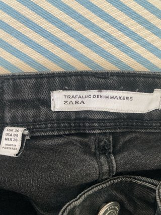 Pantalones vaqueros negros ajustados