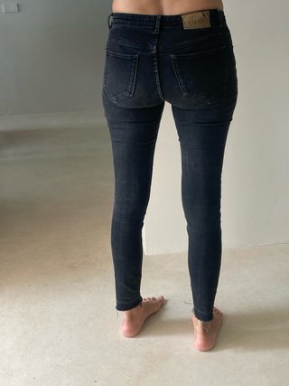 Pantalones vaqueros negros ajustados