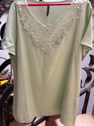 Camisa verde y blanca con encaje