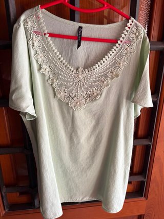 Camisa verde y blanca con encaje