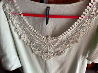 Camisa verde y blanca con encaje