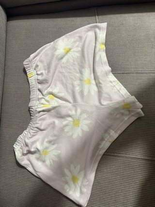 Pijama floral morado y blanco
