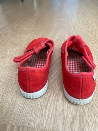 Zapatos rojos para niño