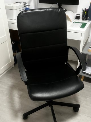 Silla de oficina negra, en buen estado