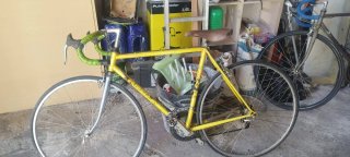 Bicicleta de carretera amarilla