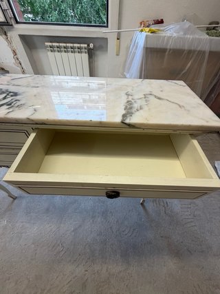 Mueble antiguo beige y dorado