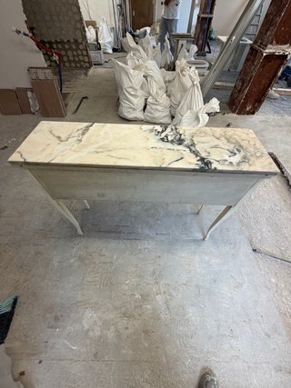 Mueble antiguo beige y dorado