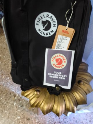 Mochila Fjallraven Kanken Negra y Morada