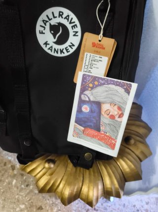 Mochila Fjallraven Kanken Negra y Morada