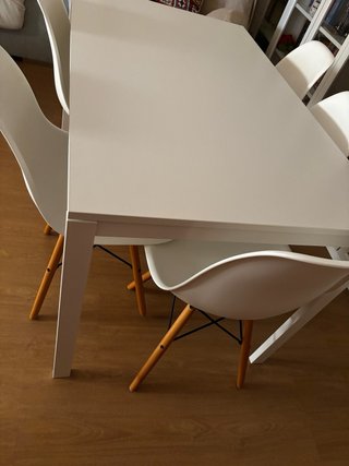 Mesa de salon y 5 sillas blancas y de madera