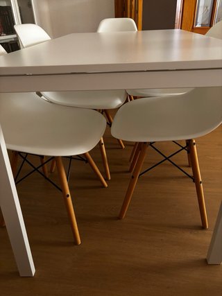 Mesa de salon y 5 sillas blancas y de madera
