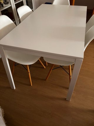 Mesa de salon y 5 sillas blancas y de madera