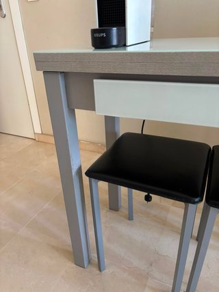 Mesa de cocina con 2 bancos