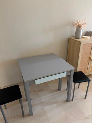 Mesa de cocina con 2 bancos