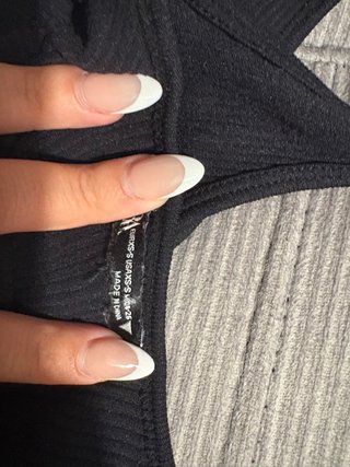 Mono negro de cuerpo entero