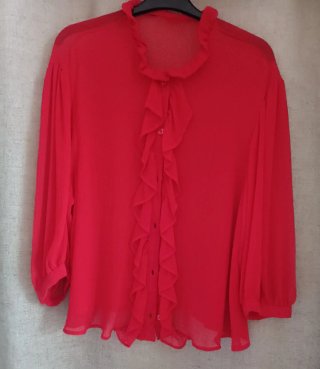Elegante camisa roja con volantes, transparente