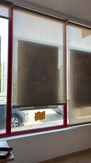 Estores enrollables grises