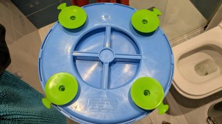 Asiento bañera bebé azul con juguete