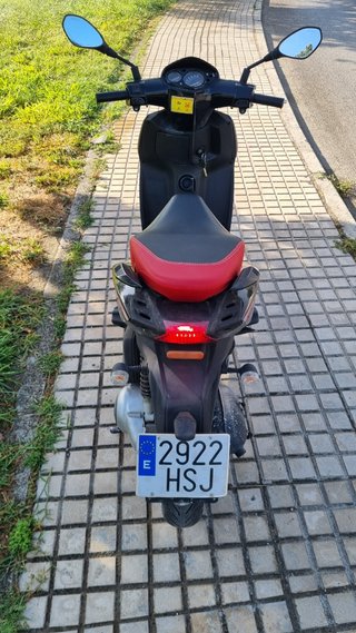 Scooter Aprilia sr 125 motard Negra y Roja