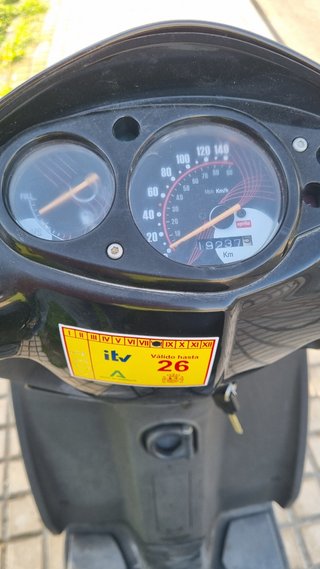 Scooter Aprilia sr 125 motard Negra y Roja